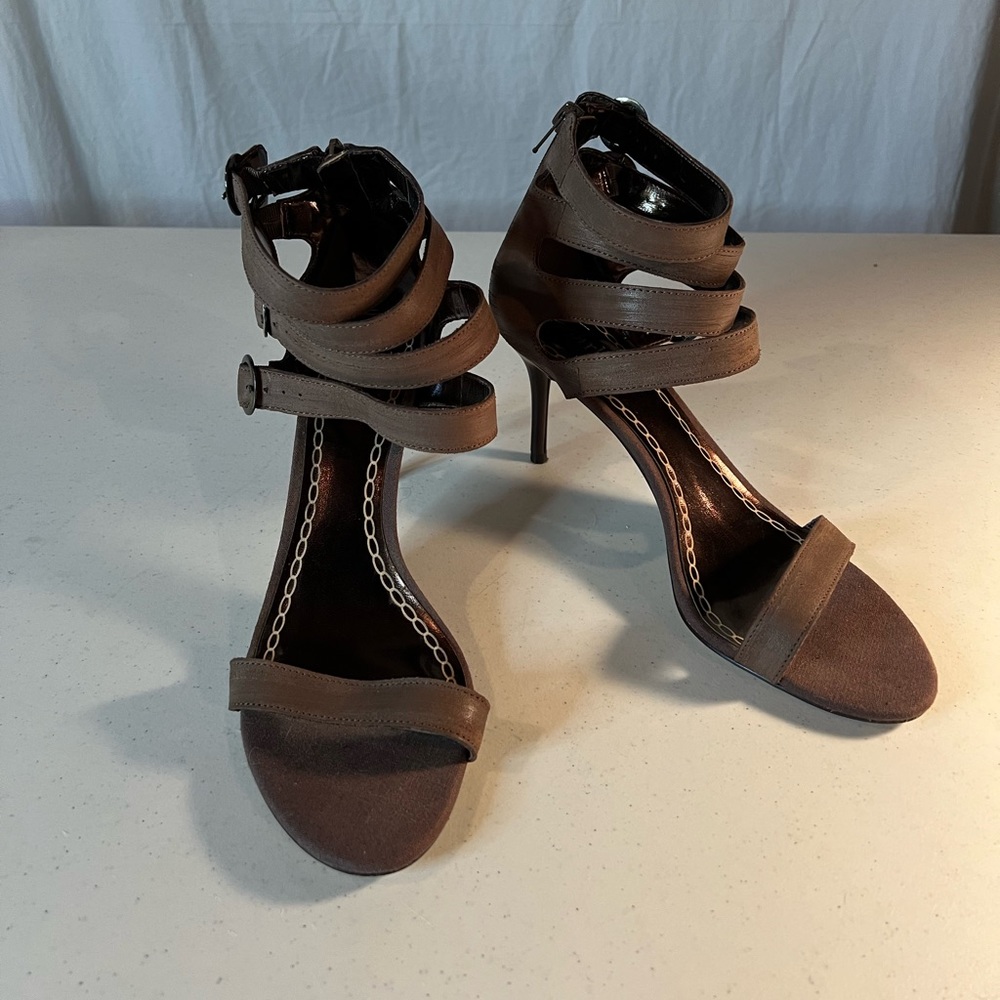 CHARLES DAVID woman’s strappy sandal. Size 9M. EUC